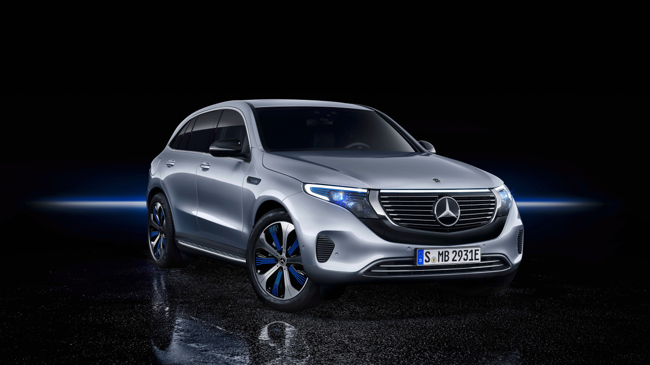 Серебристый автомобиль Mercedes EQC400, 2018 года