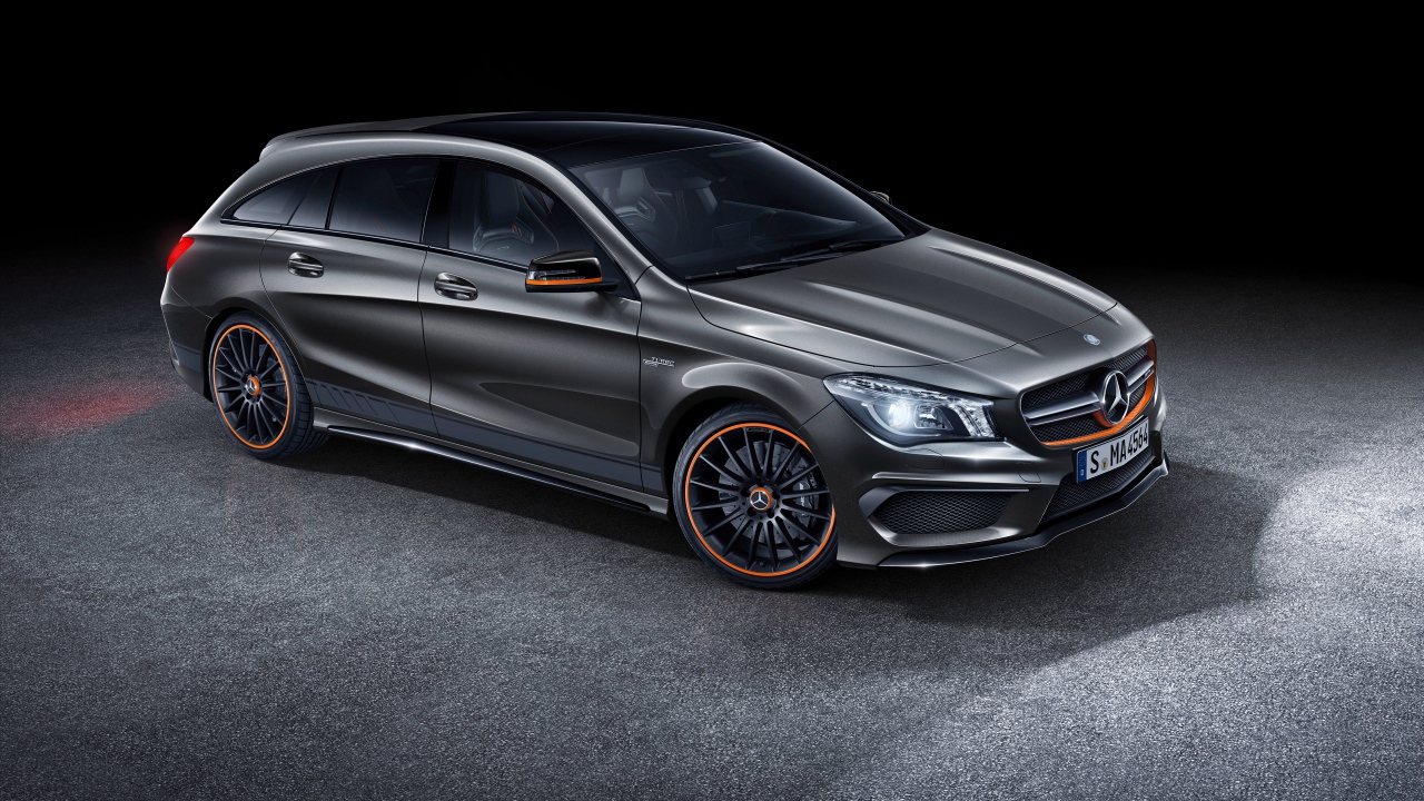 Серебристый стильный автомобиль Mercedes CLA Shooting Brake