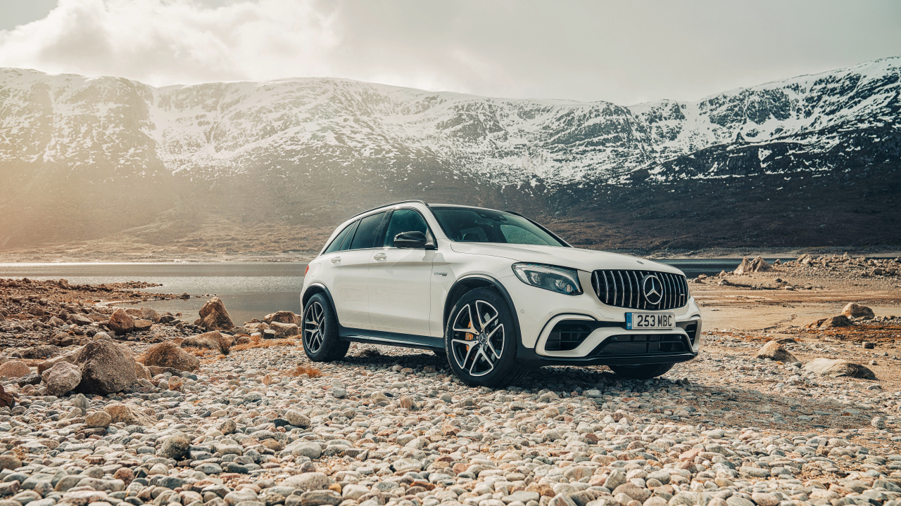 Белый внедорожник Mercedes AMG GLC 63 S, 2018 года на фоне гор