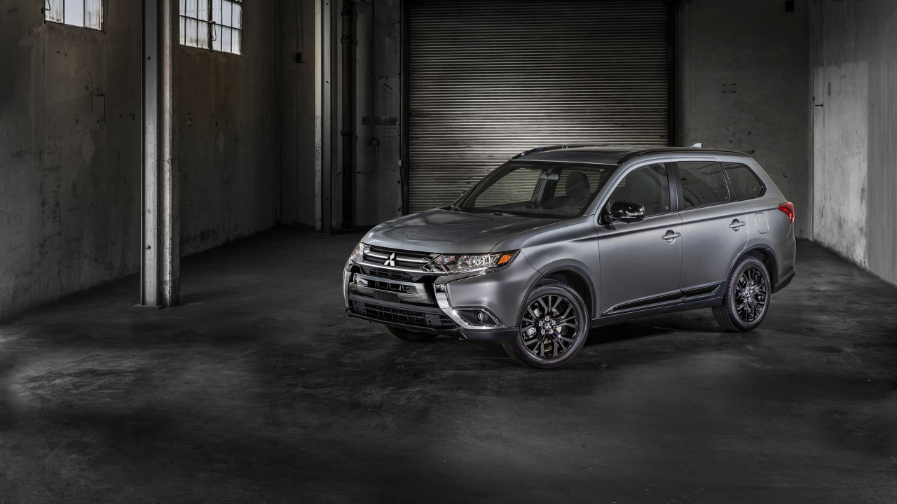 Серебристый внедорожник Mitsubishi Outlander, 2018