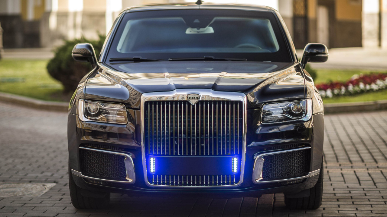 Черный стильный автомобиль Aurus Sena 2018 года вид спереди