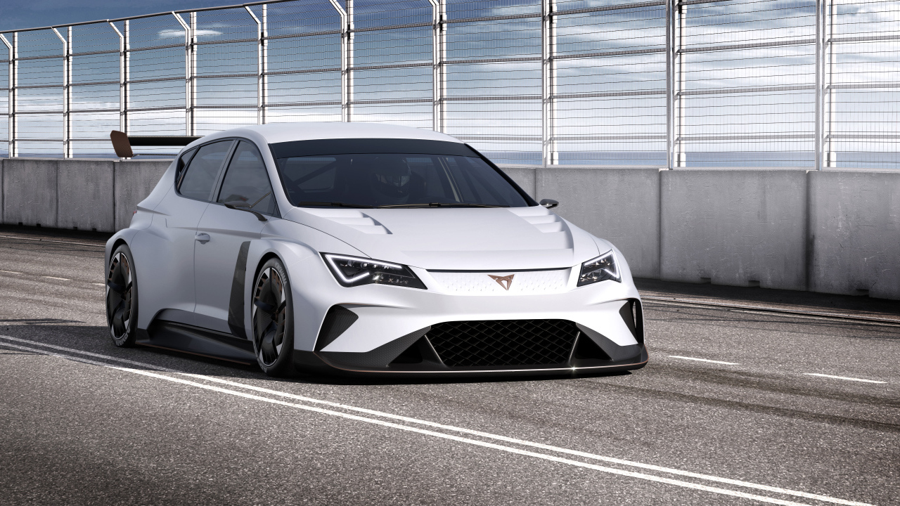 Автомобиль Cupra E Racer 2018 года на гоночной трассе