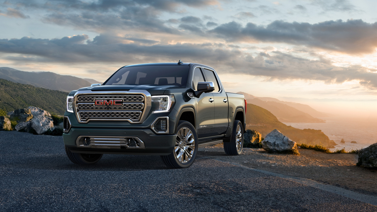 Серебристый автомобиль пикап GMC Sierra, 2019 года 