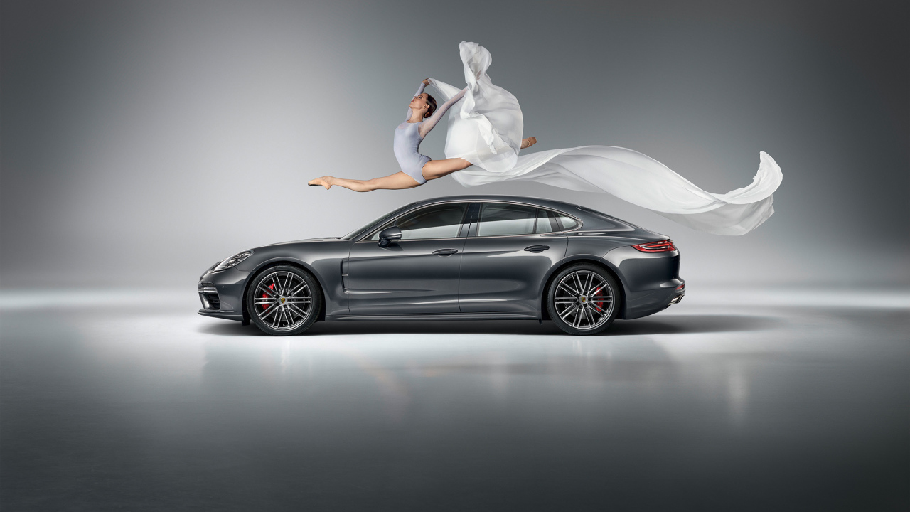 Фантастический прыжок гимнастки через серебристый автомобиль  Porsche Panamera Turbo