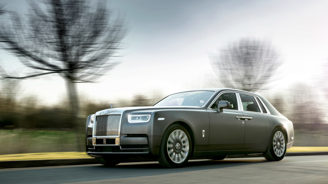 Дорогой автомобиль Rolls Royce Phantom, 2018 на скорости 
