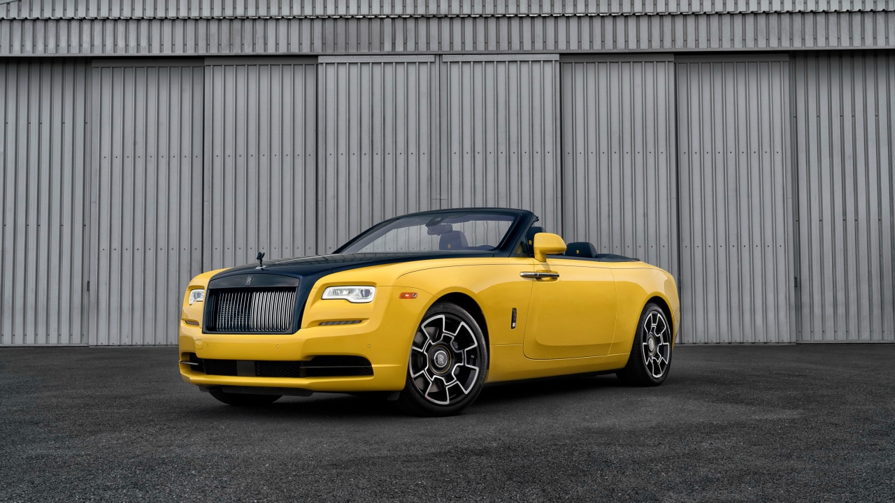 Желтый автомобиль кабриолет Rolls-Royce Dawn, 2018