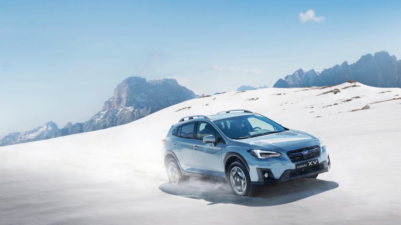 Внедорожник Subaru XV на заснеженном склоне