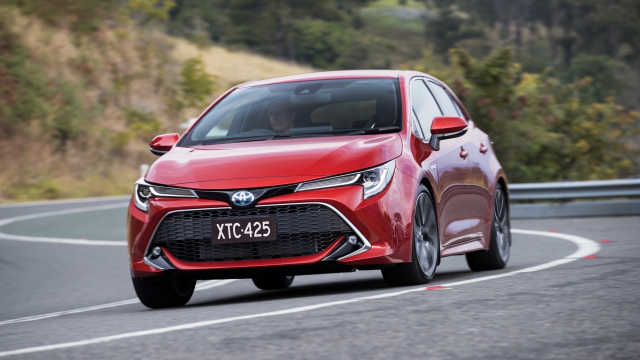 Красный автомобиль Toyota Corolla 2019 года на трассе