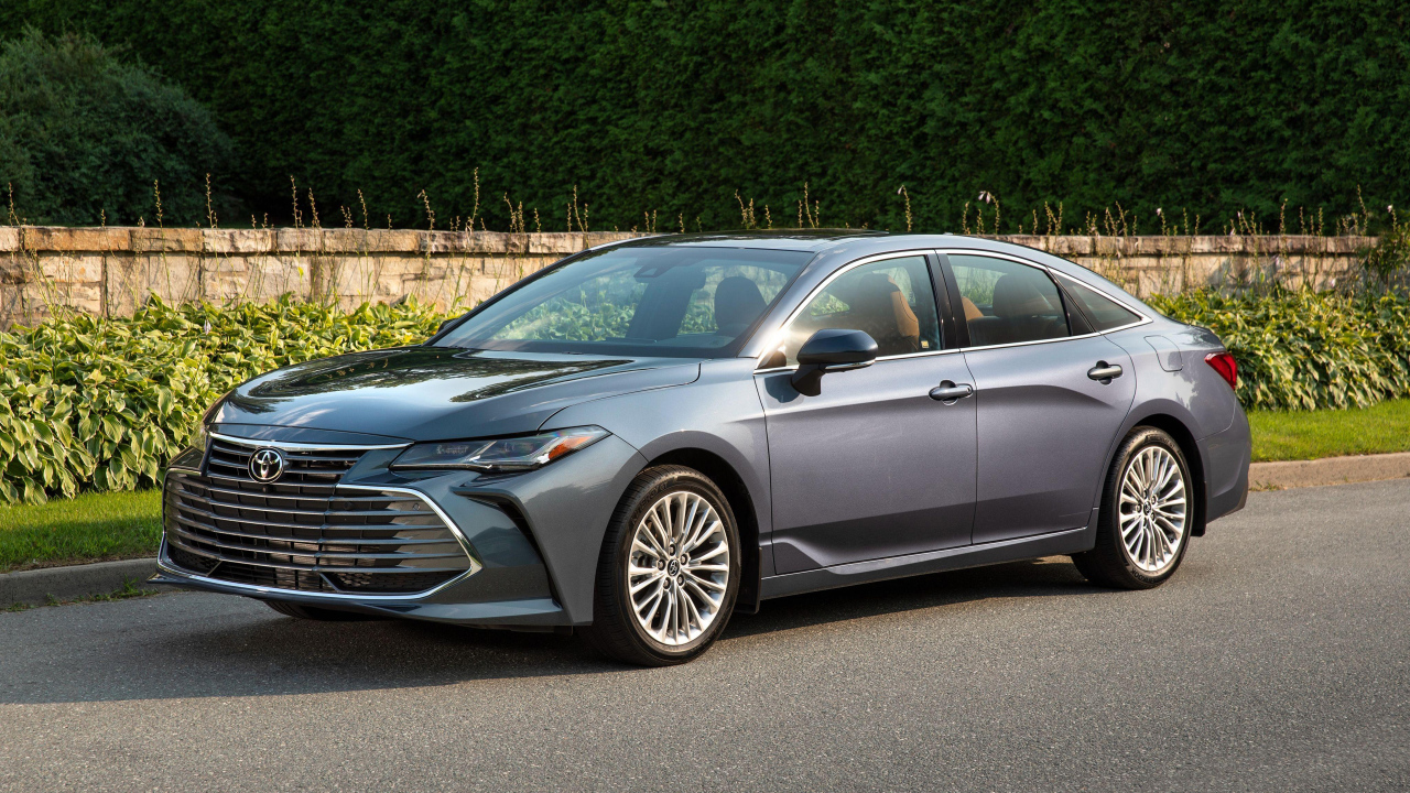 Серебристый автомобиль Toyota Avalon 2018