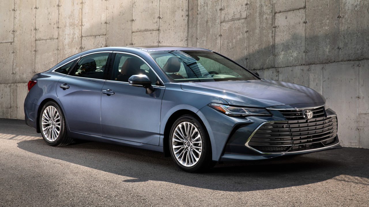 Стильный серебристый автомобиль Toyota Avalon, 2019