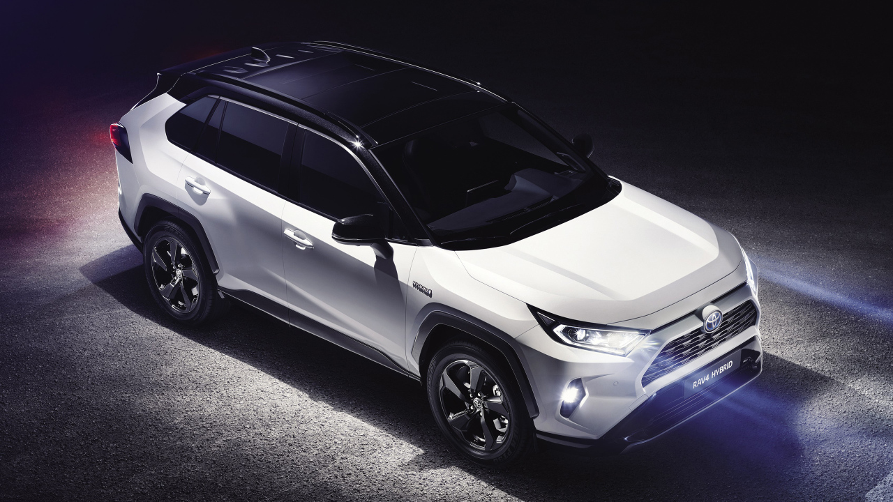 Белый внедорожник Toyota RAV4, 2019