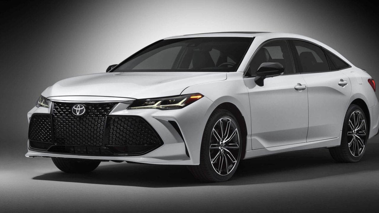 Белый автомобиль Toyota Avalon 2019 на сером фоне