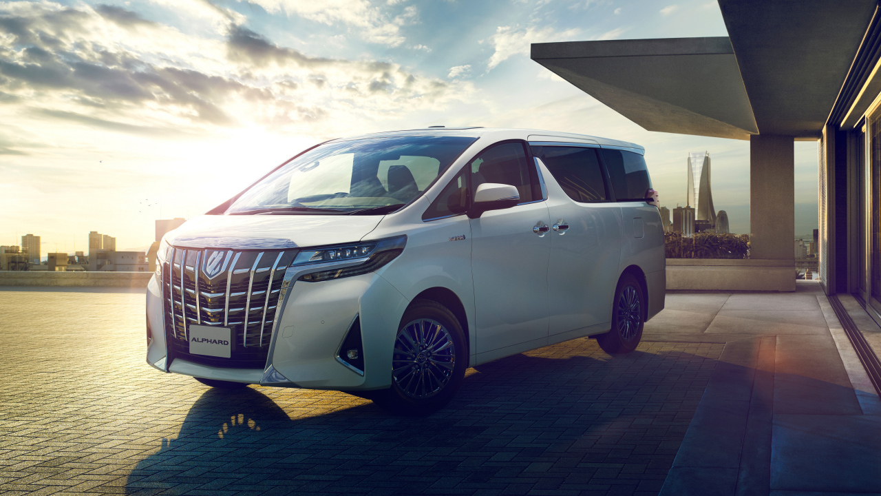 Белый минивэн Toyota Alphard Executive Lounge, 2018 на фоне красивого неба