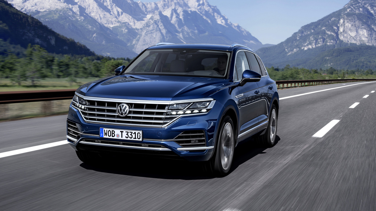 Синий автомобиль Volkswagen Touareg,  2018 на трассе 