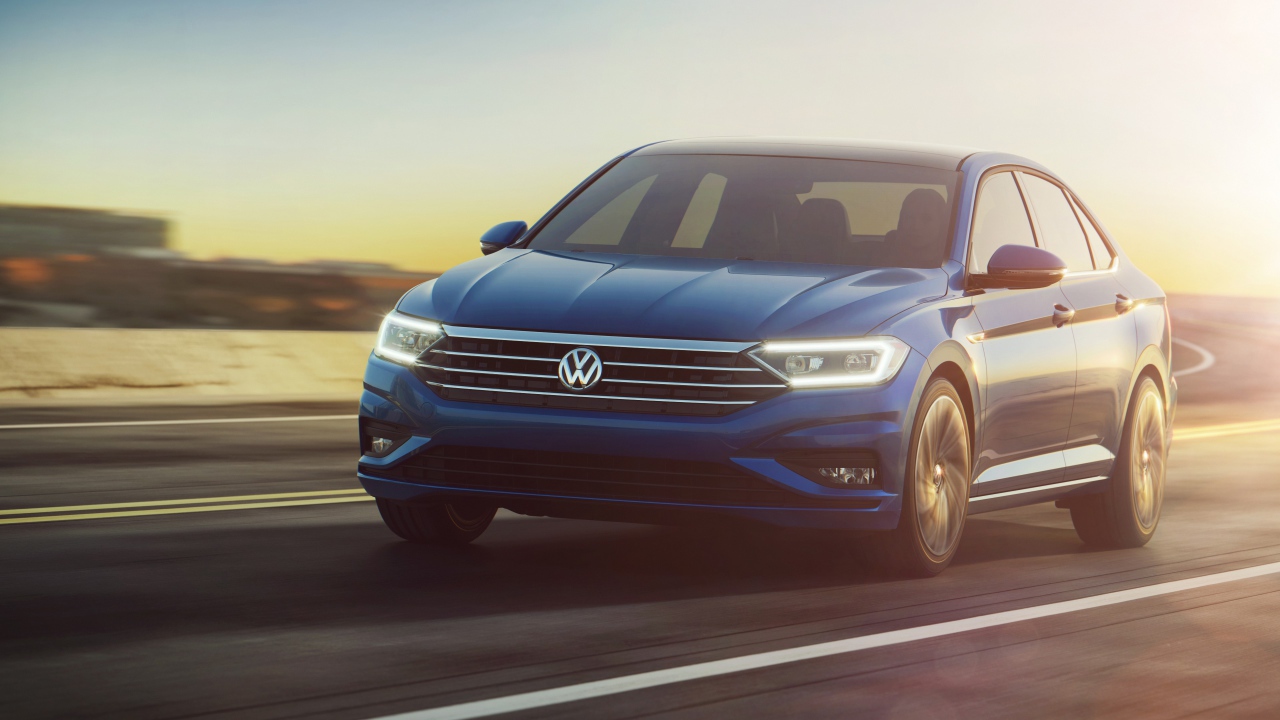 Синий автомобиль Volkswagen Jetta, 2019 на трассе