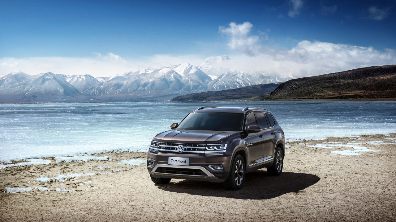 Автомобиль внедорожник Volkswagen Teramont, 2019 на фоне гор