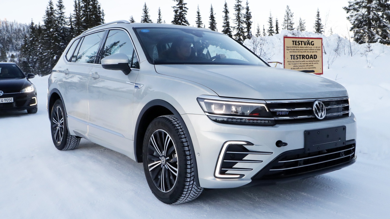 Серебристый внедорожник Volkswagen Tiguan, 2019 года на снегу