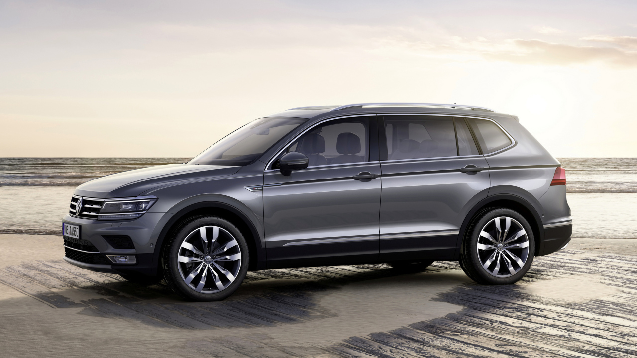 Серебристый Volkswagen Tiguan, 2018 вид сбоку