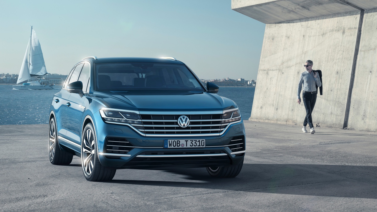Стильный немецкий автомобиль Volkswagen Touareg 2018