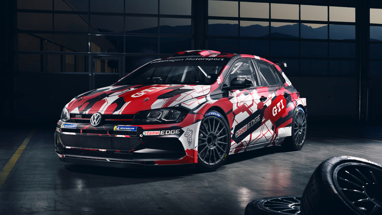 Спортивный автомобиль Volkswagen Polo GTI R5 в гараже