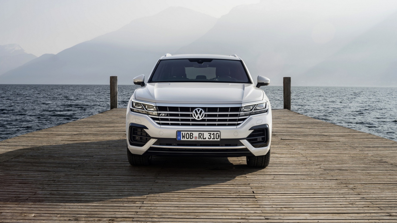 Белый автомобиль Volkswagen Touareg, 2018 года на мосту