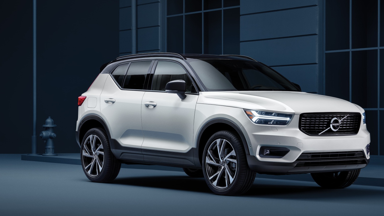Белый внедорожник Volvo XC40, 2019