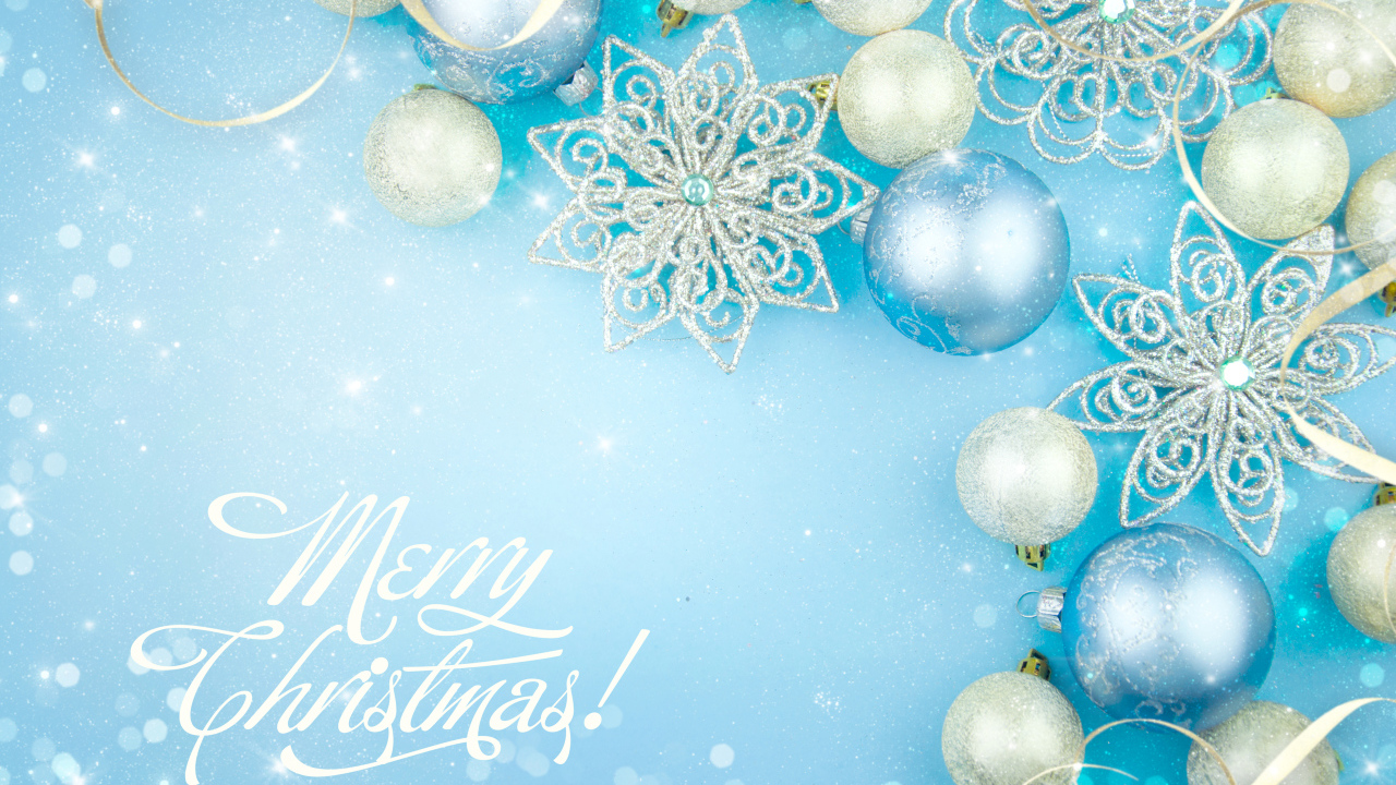 Красивые новогодние украшения на голубом фоне с надписью Счастливого Рождества