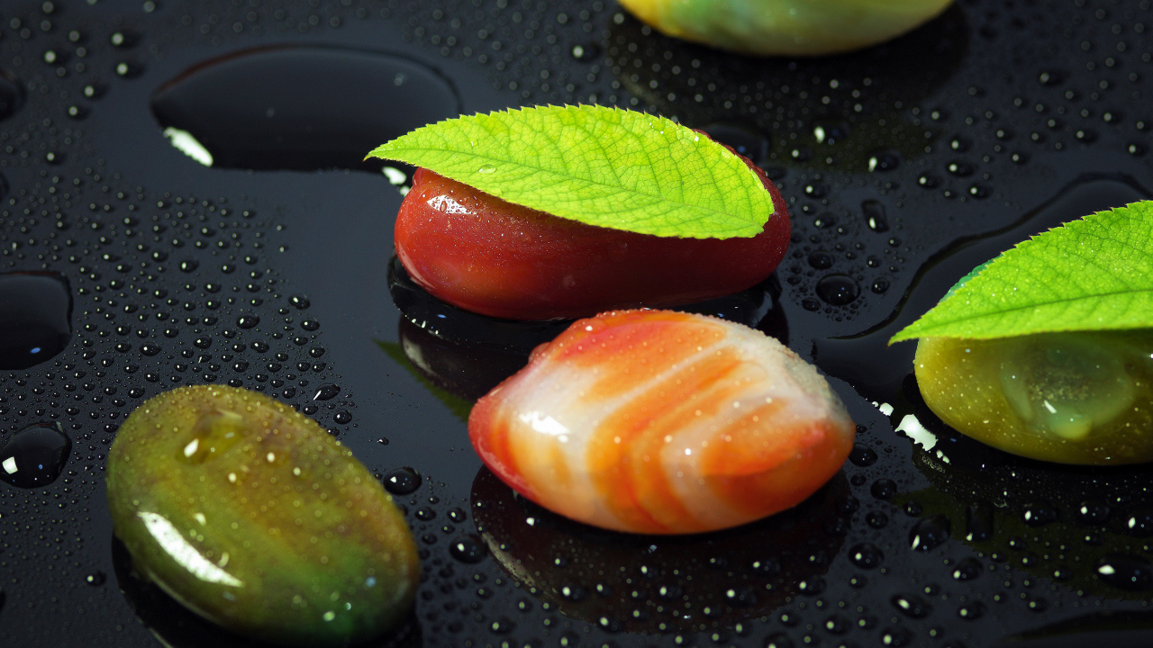 Красивые камни на черной мокрой поверхности