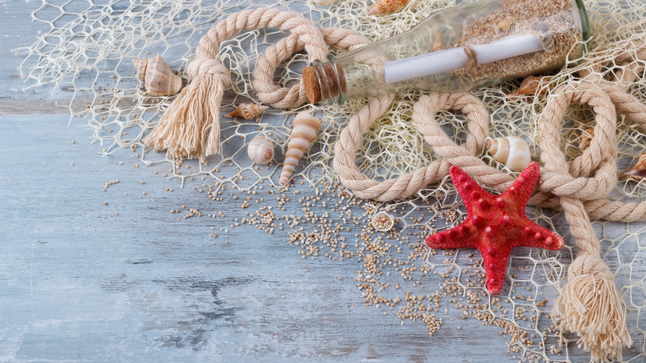 Бутылка с запиской, ракушки, сетка, канат и красная морская звезда 