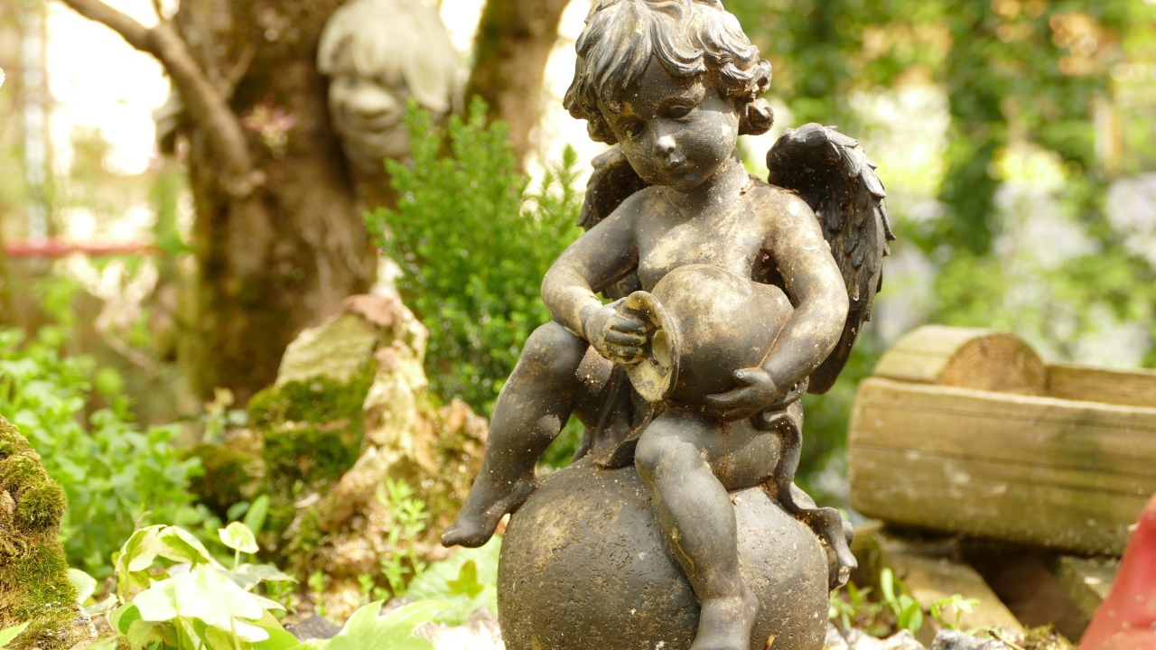 Бронзовая статуя ангела в парке