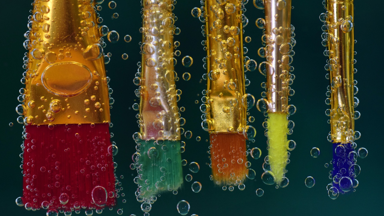 Кисточки в воде в пузырьках