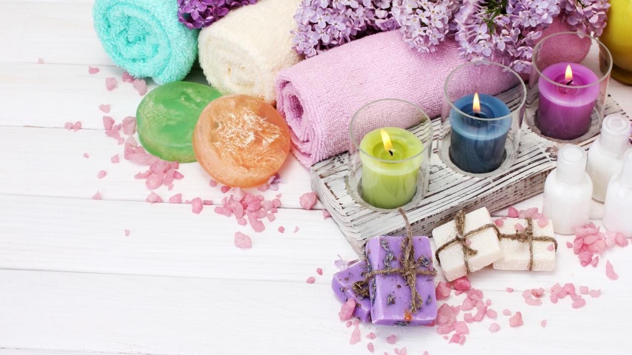 Свечи, мыло и полотенца для SPA процедур с ветками сирени
