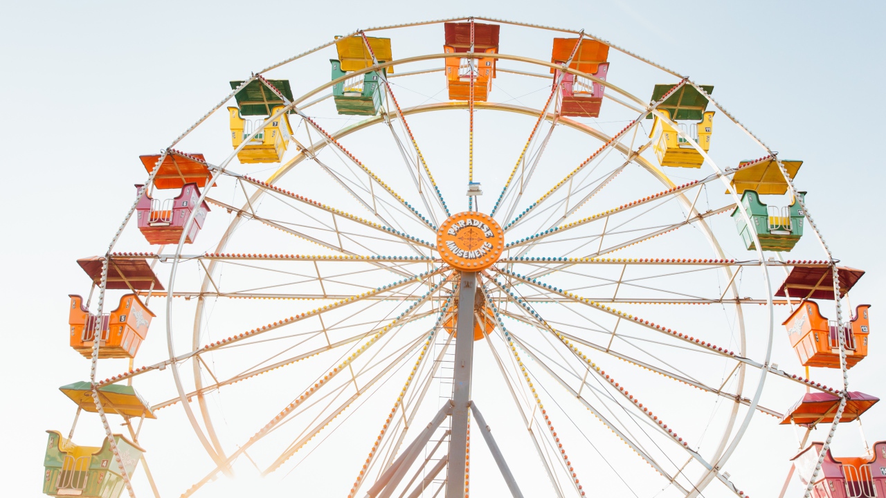 Карусель колесо обозрения на сером фоне