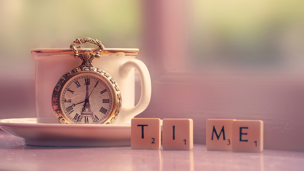 Часы с чашкой на столе с кубиками 