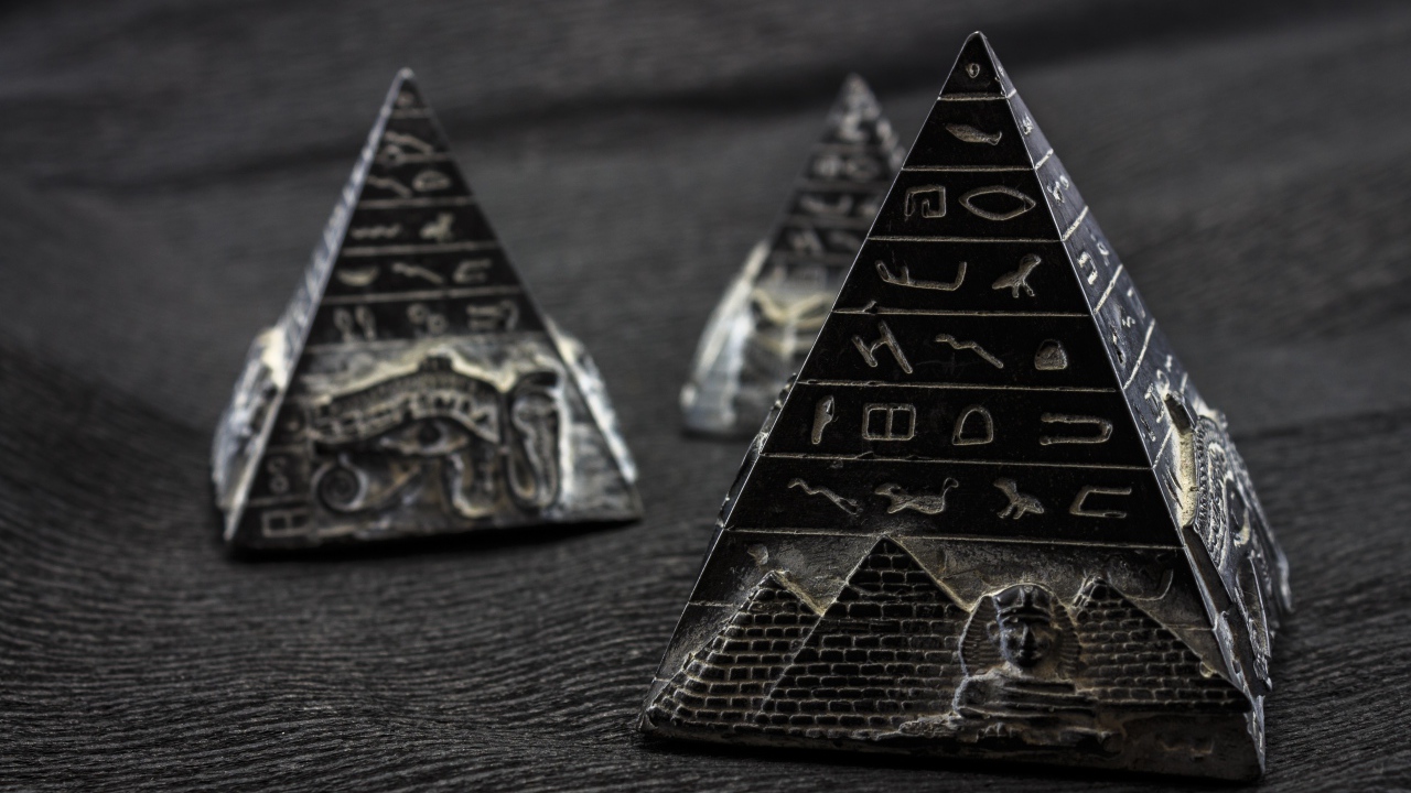 Фигурки пирамиды с символами крупным планом