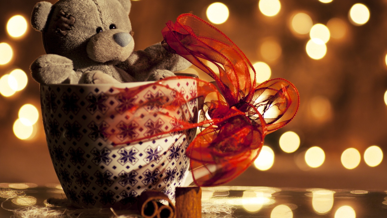 Мягкая игрушка медведь в чашке с красным бантом