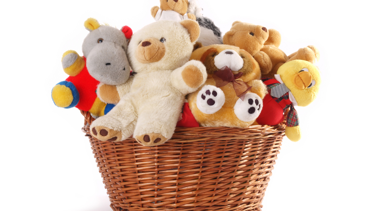 Мягкие игрушки в корзине на белом фоне 