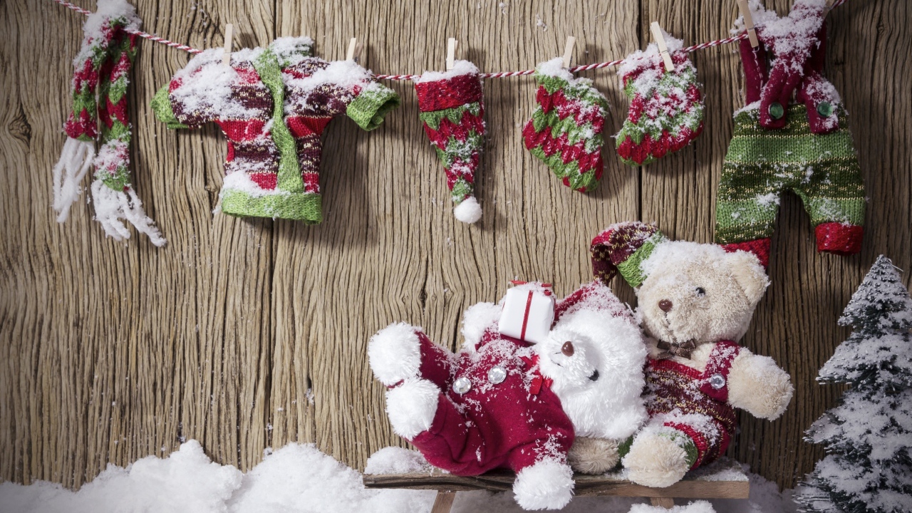 Два плюшевых мишки в теплых костюмах зимой