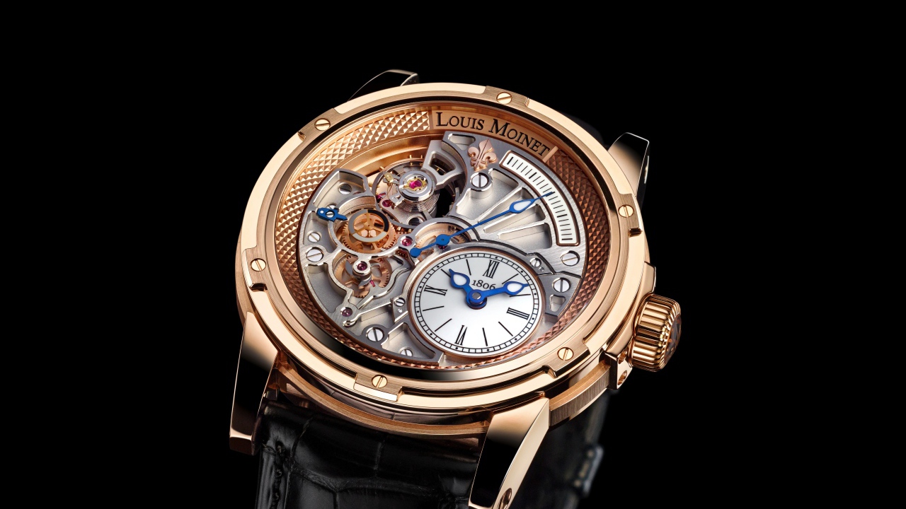 Наручные часы Louis Moinet на черном фоне