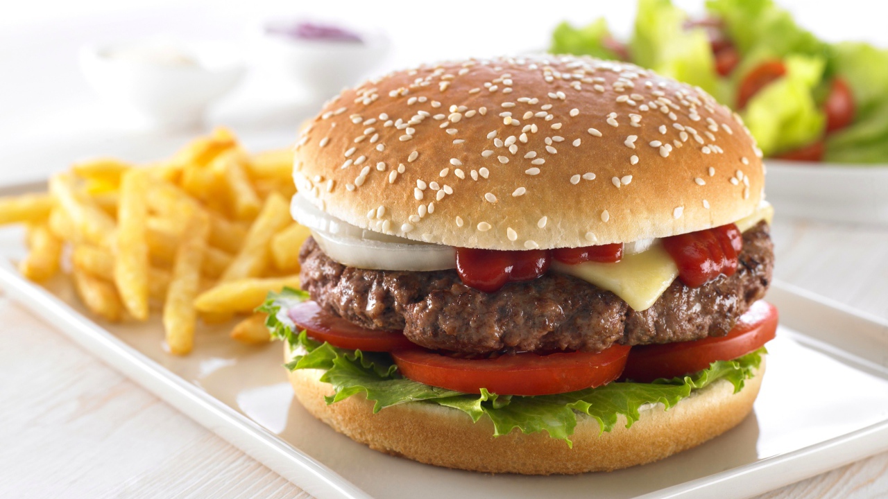 Аппетитный большой гамбургер с картофелем фри