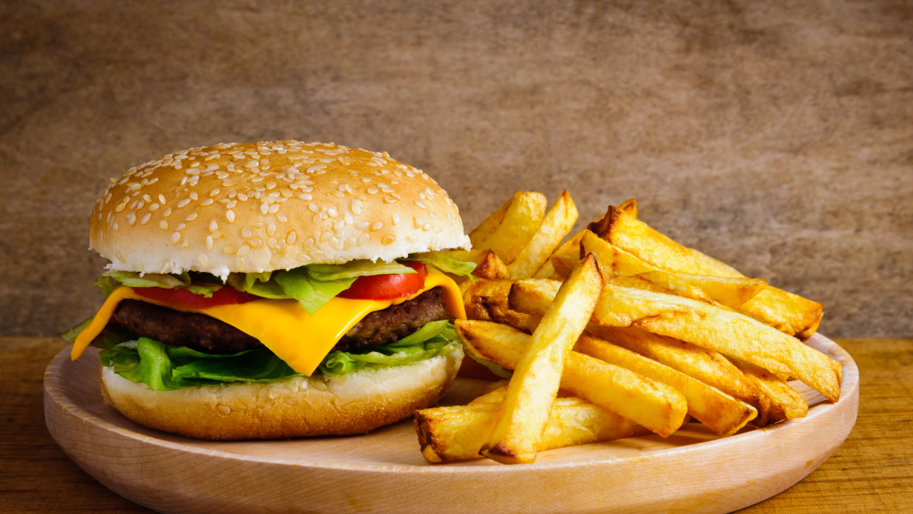 Аппетитный гамбургер на столе с картофелем фри