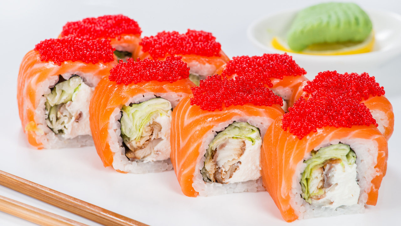 Аппетитные роллы с красной рыбой и красной икрой