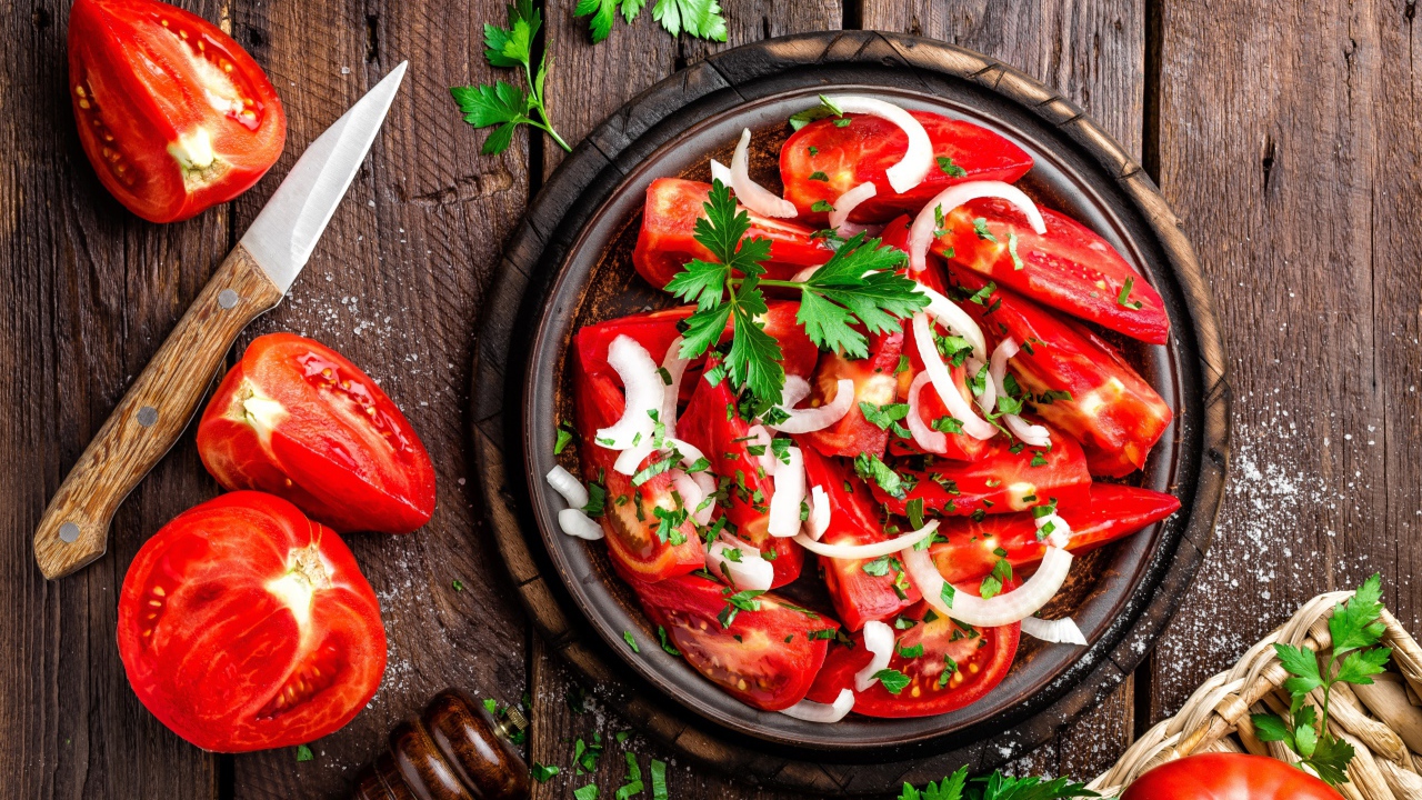 Аппетитный салат из свежих помидоров с луком и зеленью петрушки