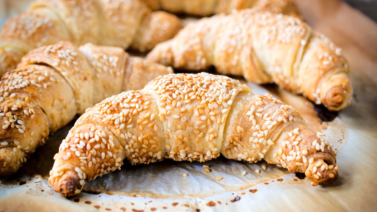 Ароматные свежие круассаны с кунжутом