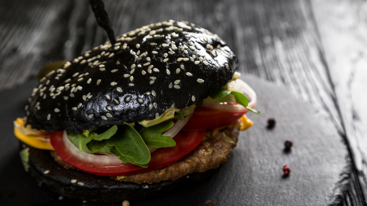 Черный гамбургер на столе