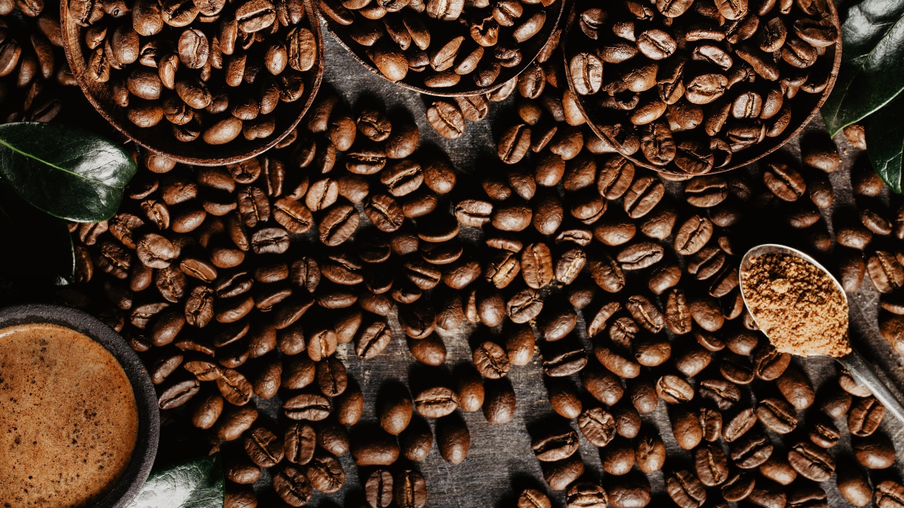 Кофейные зерна на столе крупным планом 