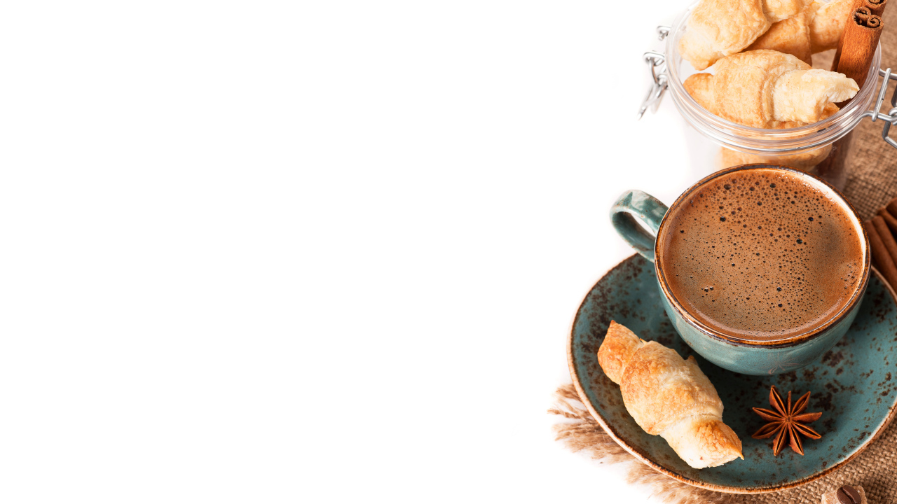 Кофе с круассанами и корицей на белом фоне