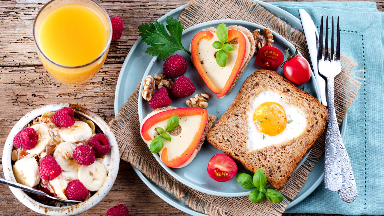 Вкусный легкий завтрак на столе с апельсиновым соком