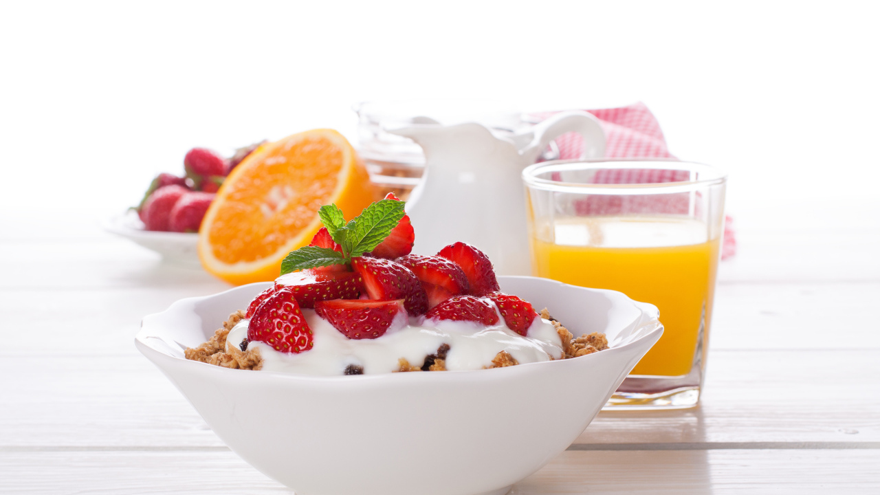 Хлопья с йогуртом и клубникой на завтрак с соком