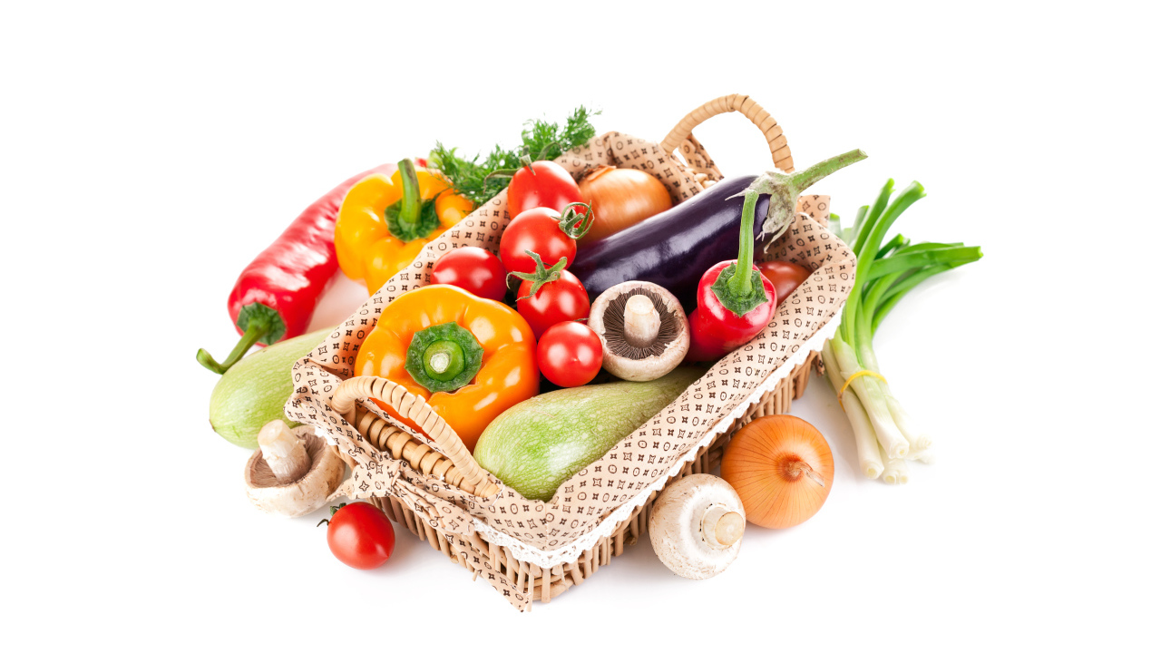 Свежие овощи в корзине на белом фоне